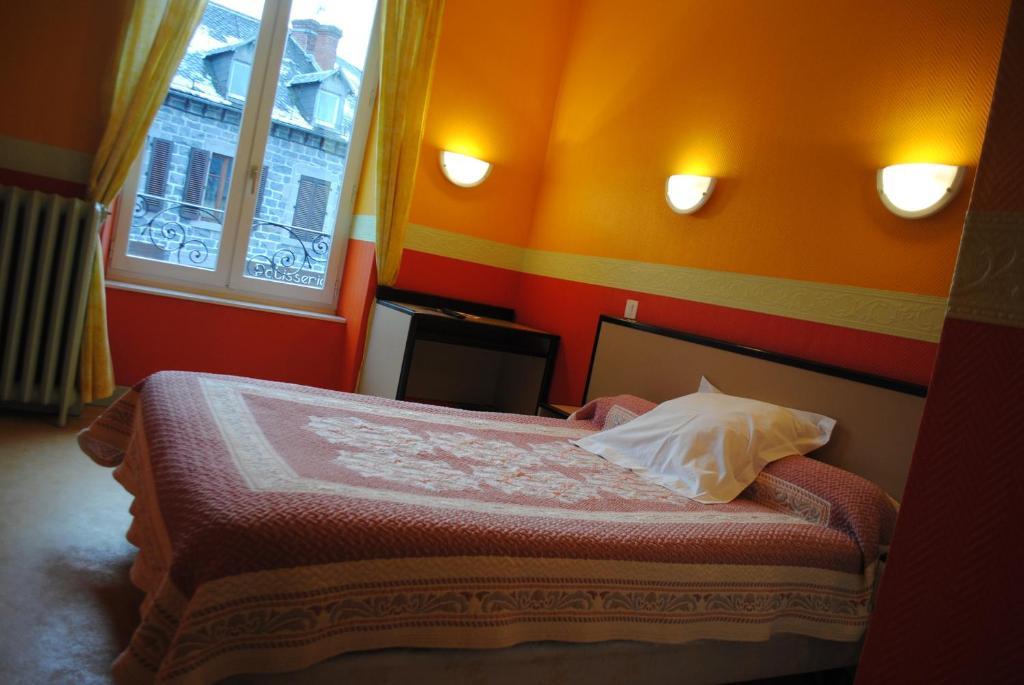 Hotel Des Voyageurs Chez Betty Neussargues en Pinatelle Rum bild
