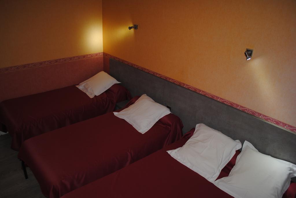 Hotel Des Voyageurs Chez Betty Neussargues en Pinatelle Exteriör bild